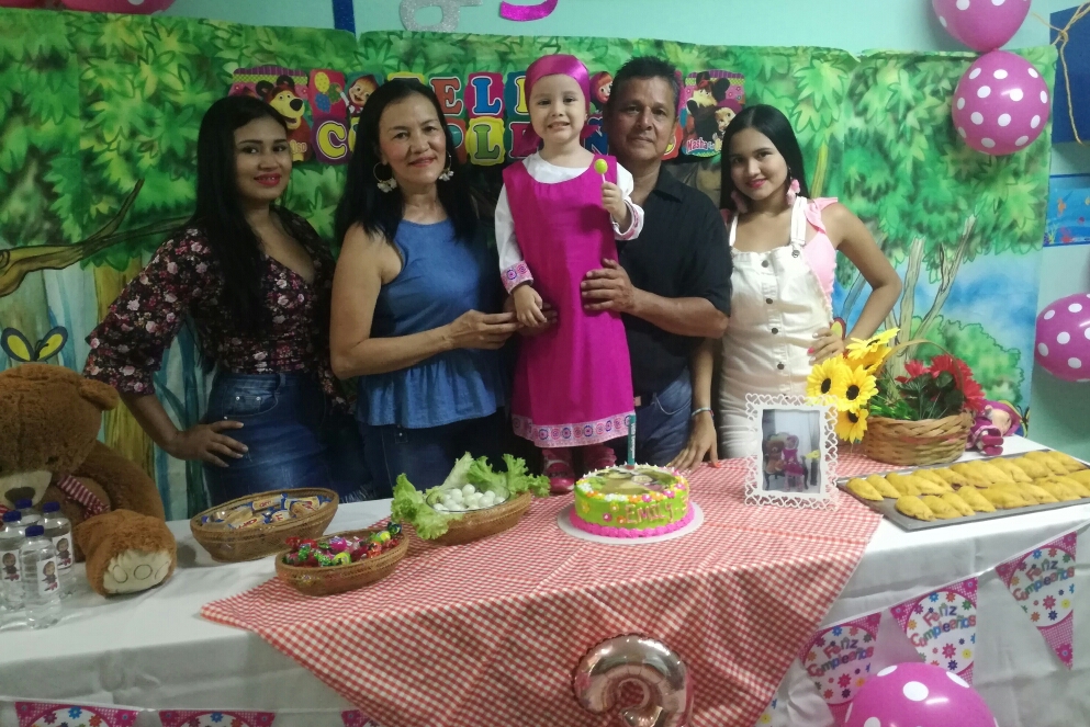 Manuela González, Fernando González, Emily  Celeste Oyola González, Aminta Quiroga y Daniela González.